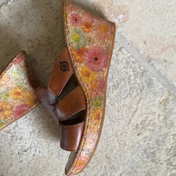 BORN Cork Wedge Slip On Sandals Womens Leather comfort Tan floral Beach Size 9 - Picture 2 of 9